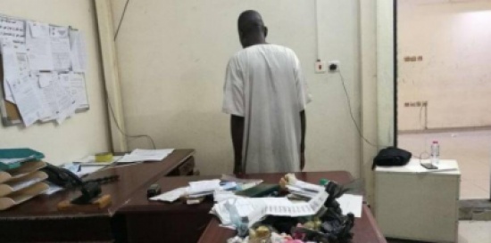 صور| مشعوذ في مكة المكرمة يطلب من زبائنه 'تحقير' القرآن الكريم! صور| مشعوذ في مكة المكرمة يطلب من زبائنه 'تحقير' القرآن الكريم!