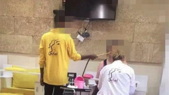 صورة من داخل صالون في طرابلس تغضب اللبنانيين... هل عاد زمن العبودية؟ صورة من داخل صالون في طرابلس تغضب اللبنانيين... هل عاد زمن العبودية؟