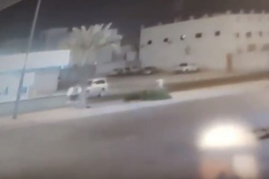 شاهد..  لحظة دهس سيارة مسرعة لطفل