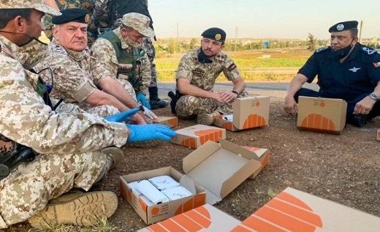 بالصور والفيديو  : ولي العهد يزور إحدى نقاط التفتيش المشتركة من الجيش والامن