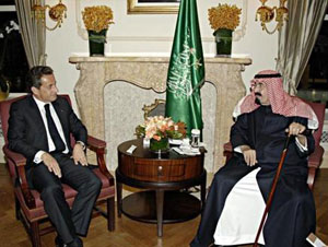 العاهل السعودي يستقبل الرئيس الفرنسي في مقر إقامته في نيويورك