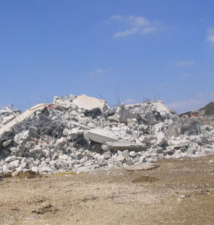 الاحتلال يهدم منزلين جنوبي قلقيلية 