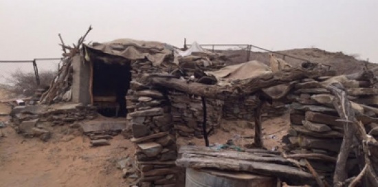 عجوز سعودي يعيش في غرفة من الحطب والحجر بدون كهرباء عجوز سعودي يعيش في غرفة من الحطب والحجر بدون كهرباء