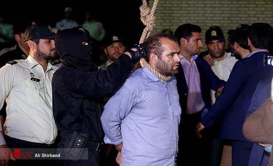 [شاهد] إعدام إيراني “علناً” بعد اغتصابه وقتله طفلة عمرها 7 سنوات .. ماذا قال “روحاني” عن الجريمة؟!