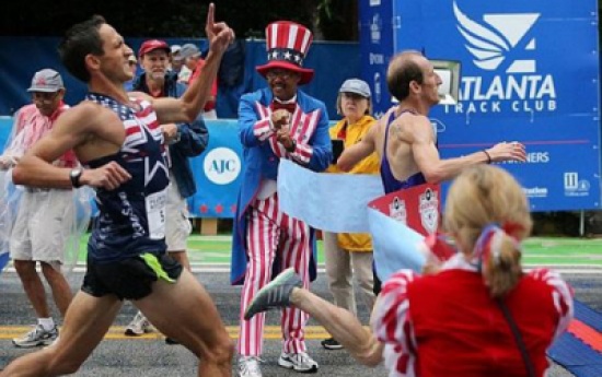 شاهد.. متسابق أمريكي احتفل مبكرا فخسر السباق