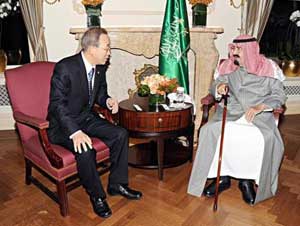 العاهل السعودي يستقبل الأمين العام للأمم المتحدة ويتلقى اتصالاً من أوباما