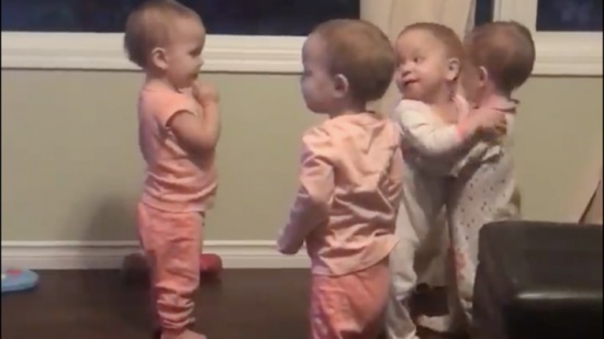 بالفيديو – اربعة توائم يشعلون مواقع التواصل الاجتماعي!