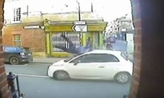 بالفيديو: حادث صدم مروّع.. هذا ما حلّ بالضحية!