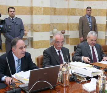 وزراء المعارضة اللبنانية العشرة قدموا استقالاتهم  