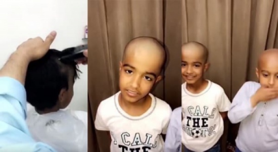 بالفيديو: في مشهد إنساني.. طفل سعودي يحلق شعره تضامناً مع زميله المريض بالسرطان