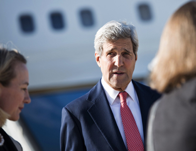كيري يصل إلى بغداد في بدء جولة لحشد التأييد ضد الدولة الاسلامية