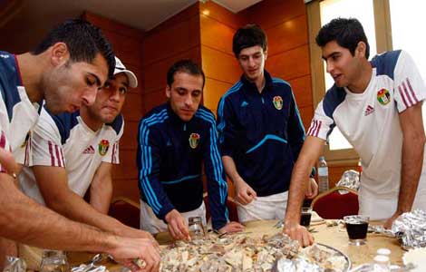 النشامى يأكلون المنسف ( صور ) النشامى يأكلون المنسف ( صور )