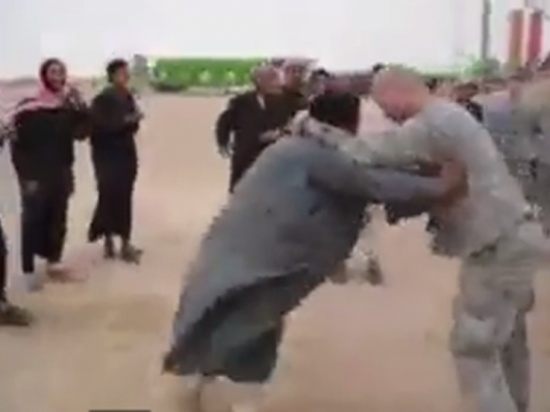 شاهد.. صعيدي يهزم جندي أمريكي بـ "مقص رجل"! شاهد.. صعيدي يهزم جندي أمريكي بـ "مقص رجل"!