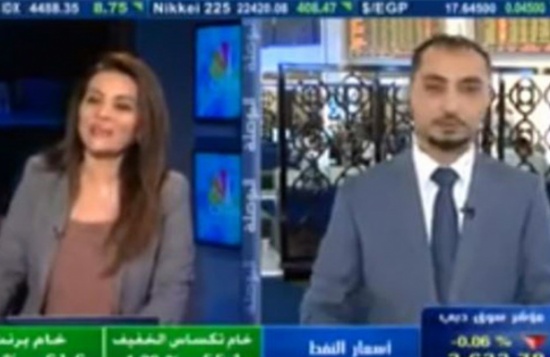 بالفيديو: موقف طريف لمذيع لم يعلم أنه على الهواء!