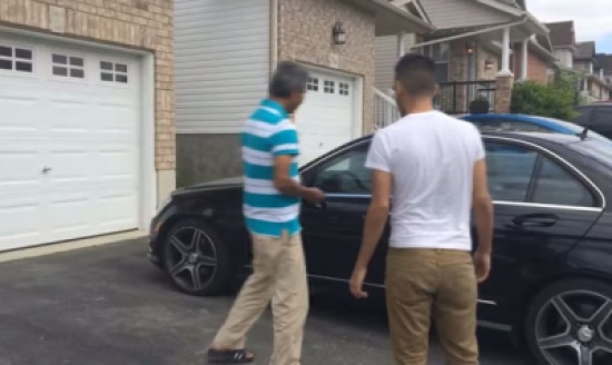 باكستاني يهدي والده سيارة أحلامه