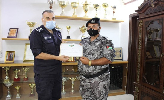 مدير شرطة الزرقاء يكرم وكيل درك تقديرا لأمانته مدير شرطة الزرقاء يكرم وكيل درك تقديرا لأمانته