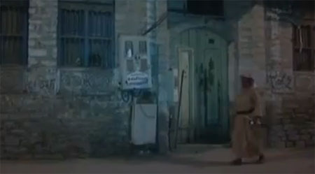 رجل يحرس مكة بكشاف وعصا