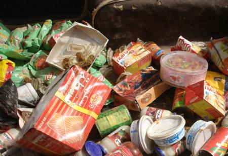 اتلاف طنين و280 كيلوغرام منظفات وأغذية غير صالحة بالرصيفة اتلاف طنين و280 كيلوغرام منظفات وأغذية غير صالحة بالرصيفة