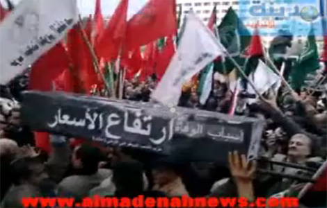 ساعة كاملة من اعتصام النقابات والأحزاب أمام مجلس النواب ( فيديو ) 