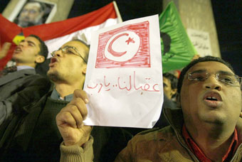 رجل يضرم النار بنفسه امام مجلس الشعب في القاهرة