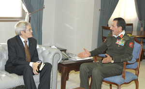 رئيس هيئة الاركان يلتقي نائب رئيس شركة ايفا الفرنسية 