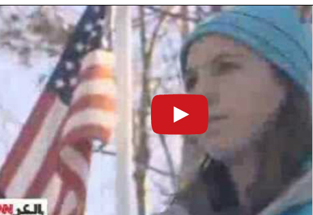 البرد والفضول يلصقان لسان فتاة بسارية علم