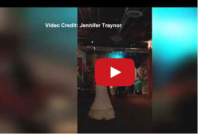 مُقعد يفاجئ عروسه بالوقوف ليلة زفافه