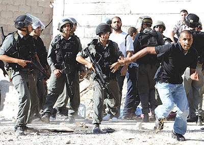 الاحتلال يعتقل 7 فلسطينيين في الضفة الغربية 