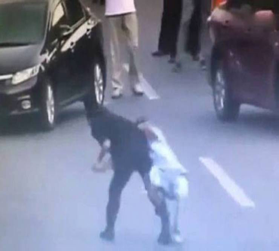 فيديو مذهل| شرطية شجاعة تسيطر على شاب يحمل سكيناً! فيديو مذهل| شرطية شجاعة تسيطر على شاب يحمل سكيناً!