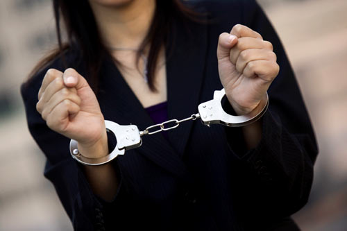 القبض على سيدة استولت على 3 ملايين دينار احتيالا القبض على سيدة استولت على 3 ملايين دينار احتيالا