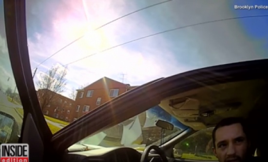 شاهد.. شرطي أمريكي يتعلق بسيارة مشتبه به رفض الوقوف