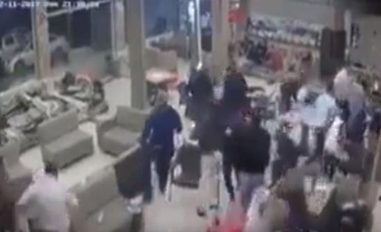 شاهد :  لحظة حدوث الزلزال في أحد مقاهي السليمانية .. العراق .. ( فيديو )