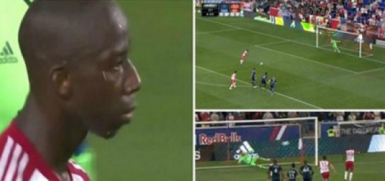 فيديو: لاعب يهدر ضربتي جزاء في مباراة واحدة ويتسبب في هزيمة فريقه فيديو: لاعب يهدر ضربتي جزاء في مباراة واحدة ويتسبب في هزيمة فريقه