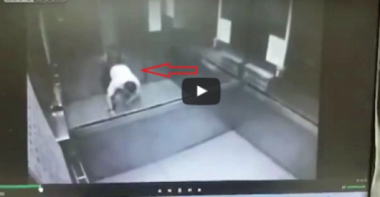 فيديو مروّع... مصعد يسحق رجلا بعد تحركه بشكل مفاجئ