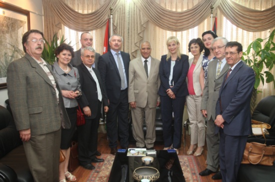 بحث التعاون بين "الأردنية" وجامعات رومانية