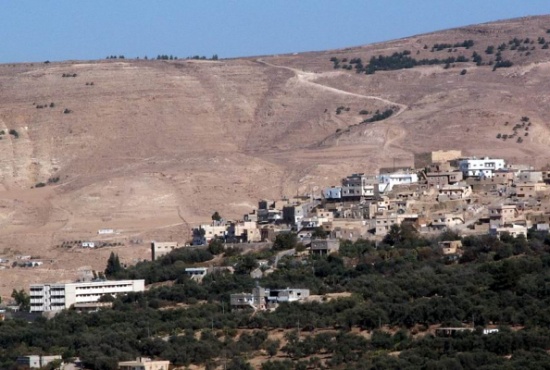 الطفيلة : اغلاق طريق رئيسي احتجاجا على بطء التنفيذ