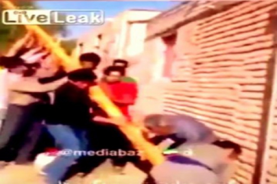 فيديو: صعقتهم الكهرباء جميعا