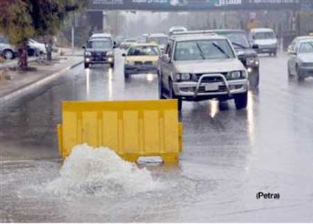 مطالبات باقامة عبارات لتصريف المياه وجدران استنادية بالطفيلة