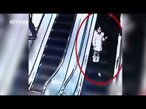بالفيديو.. شاهد ماذا سقط على امرأة وطفلتها في مركز تسوق بالفيديو.. شاهد ماذا سقط على امرأة وطفلتها في مركز تسوق