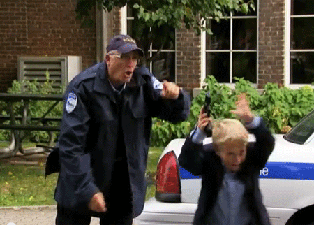 الطفل والمسدس