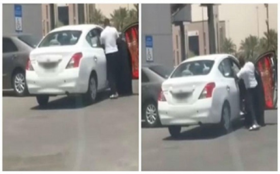 ركلها عدة مرات داخل السيارة.. شاهد: يعتدي على زوجته بطريقة غريبة في الشارع
