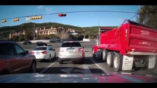حادث سير مرعب .. ليس للقلوب الضعيفة شاحنة تسحق عدة مركبات دفعةً واحدة! فيديو حادث سير مرعب .. ليس للقلوب الضعيفة شاحنة تسحق عدة مركبات دفعةً واحدة! فيديو