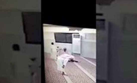 لحظة وفاة رجل أثناء أداء الصلاة بالمسجد (فيديو) لحظة وفاة رجل أثناء أداء الصلاة بالمسجد (فيديو)