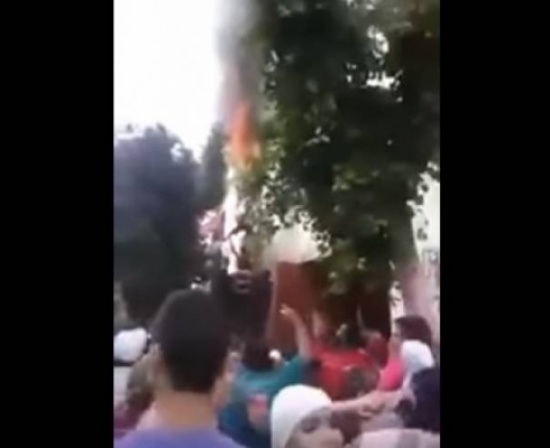 بالفيديو .... طفل يحترق حياً بسبب شاحن هاتف !