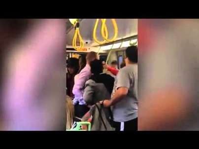 بالفيديو: رجل عنصري يشتم هندية وآسيوياً في القطار بالفيديو: رجل عنصري يشتم هندية وآسيوياً في القطار
