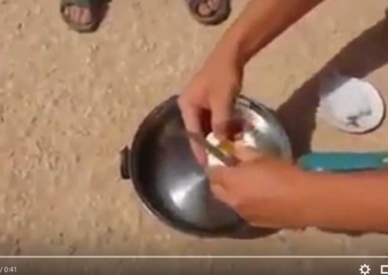 بالفيديو : خلال ارتفاع درجات الحرارة ... هكذا يقلى البيض في " الزعتري " بالفيديو : خلال ارتفاع درجات الحرارة ... هكذا يقلى البيض في " الزعتري "