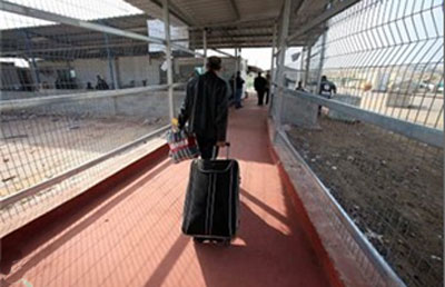 أهالي الأسرى يرشقون سيارة وزيرة خارجية فرنسا بالبيض و الحجارة احتجاجا على تصريحاتها