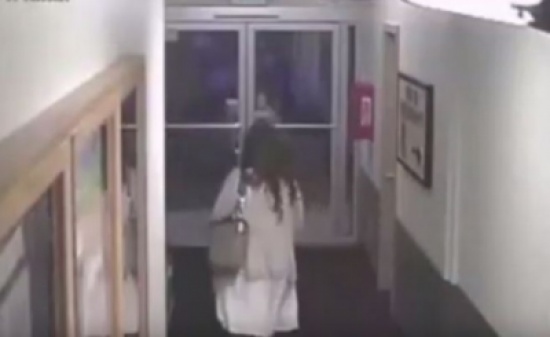 فيديو: امرأة تتسلل إلى حفلات الزفاف وتسرق المدعوين فيديو: امرأة تتسلل إلى حفلات الزفاف وتسرق المدعوين