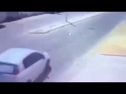 رجل منحوس ينجو من حادث سير ويصطدم في عمود بنفس اللحظة