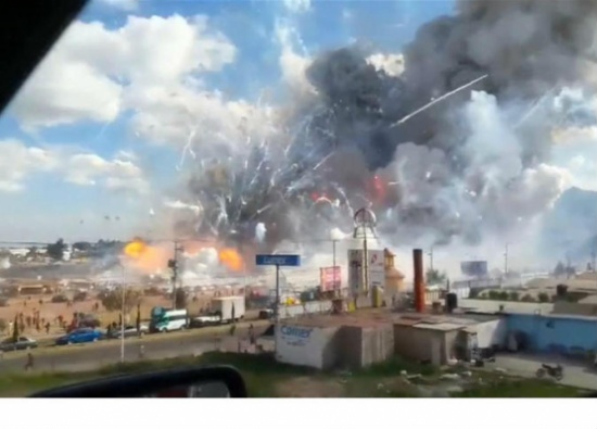 شاهد.. انفجار هائل لسوق ألعاب نارية يخلف 10 قتلى وأكثر من 60 إصابة.